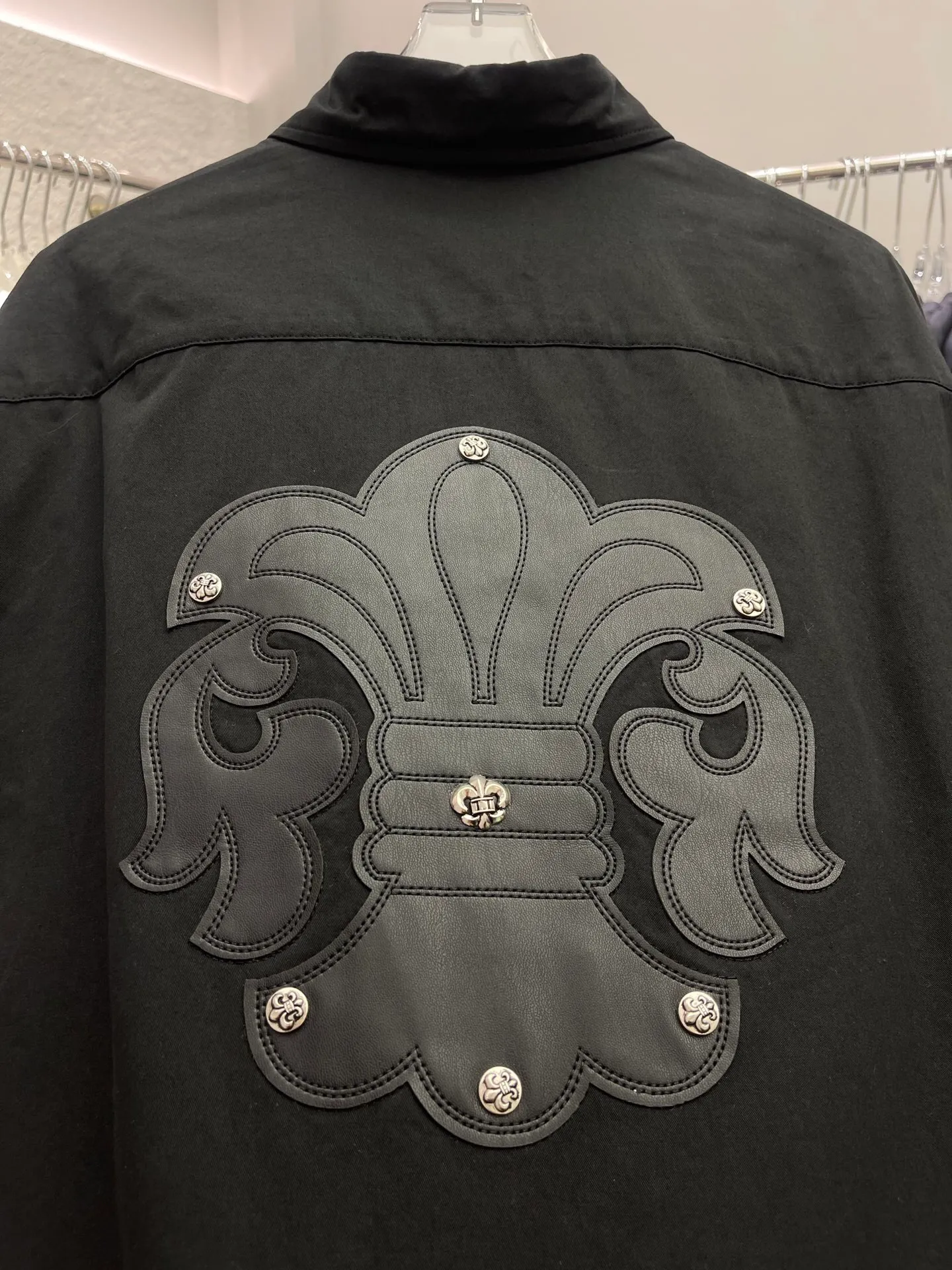P500 💰Chrome Hearts leather cross leather embroidery shirt jacket! OS version can be worn by both men and women! The fabric is made of twill gauze cotton fabric! The texture is clear and smooth, not easy to wrinkle or fade! The embroidery process is complex and repetitive, and the requirements for the embroidery machine are very strict. The distance is always 45 centimeters! It won’t work if the spacing is too big, and it won’t work if it’s too small! The hardware is all carved and cast. This piece of clothing consumes a lot of material. More than 3 meters of material is used for one piece of clothing! After the garment is made, it needs to be fixed at high temperature, washed at a water temperature of more than 70 degrees, and softened by adding softener to make the upper body softer and smoother!   Color: black white Size: m-3xl Style number: 5878